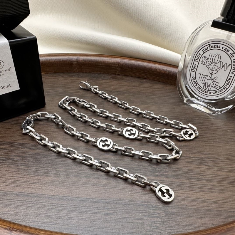G*u*i necklaces
